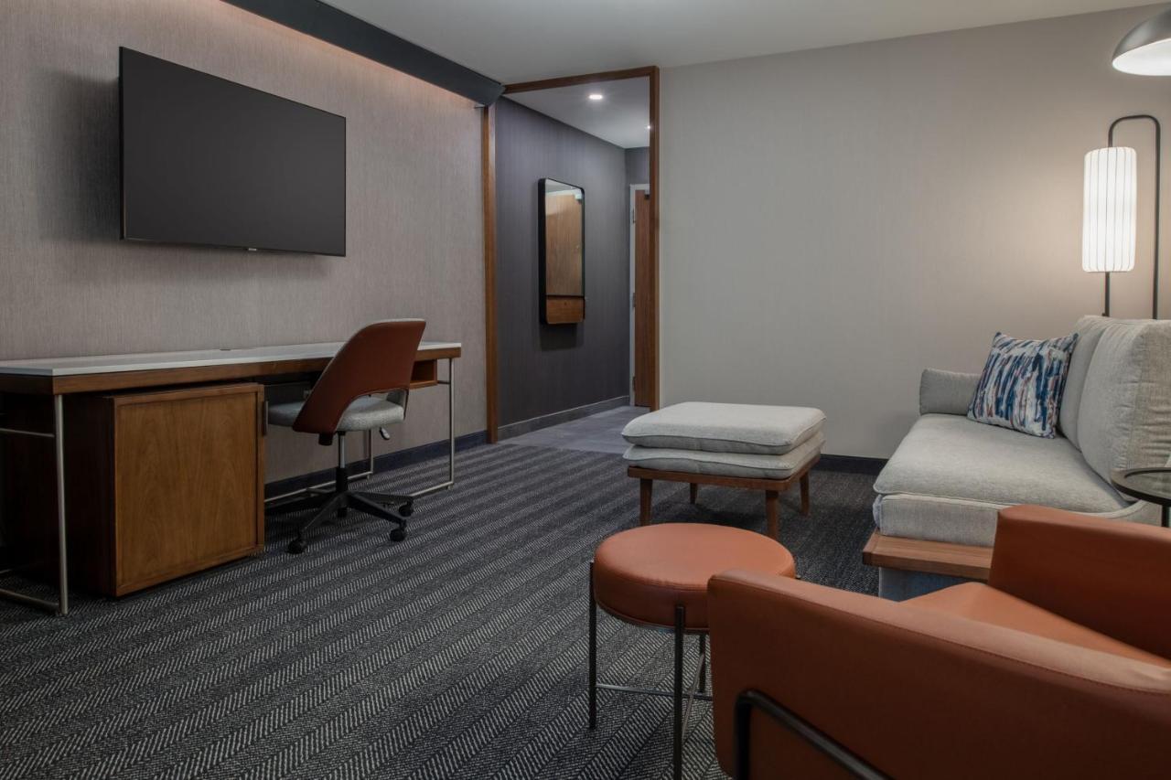 Courtyard By Marriott Olympia Exterior foto