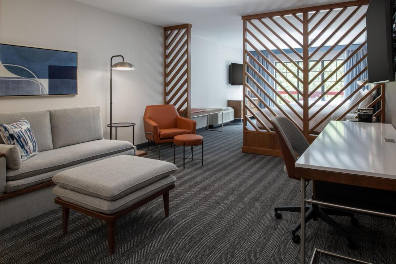 Courtyard By Marriott Olympia Exterior foto
